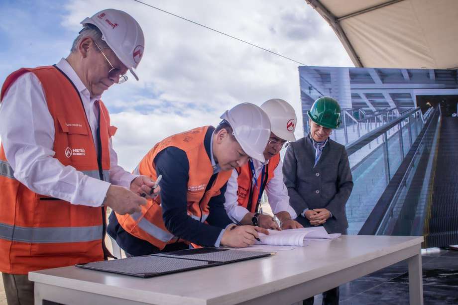 La firma del acta de inicio, para la construcción del viaducto del metro elevado, desató una nueva controversia entre el presidente Gustavo Petro y la alcaldesa Claudia López.
