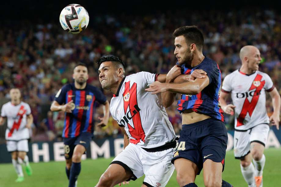 El delantero colombiano del Rayo Vallecano Radamel Falcao García disputa el balón con el defensa del FC Barcelona Eric García.  EFE/Quique García
