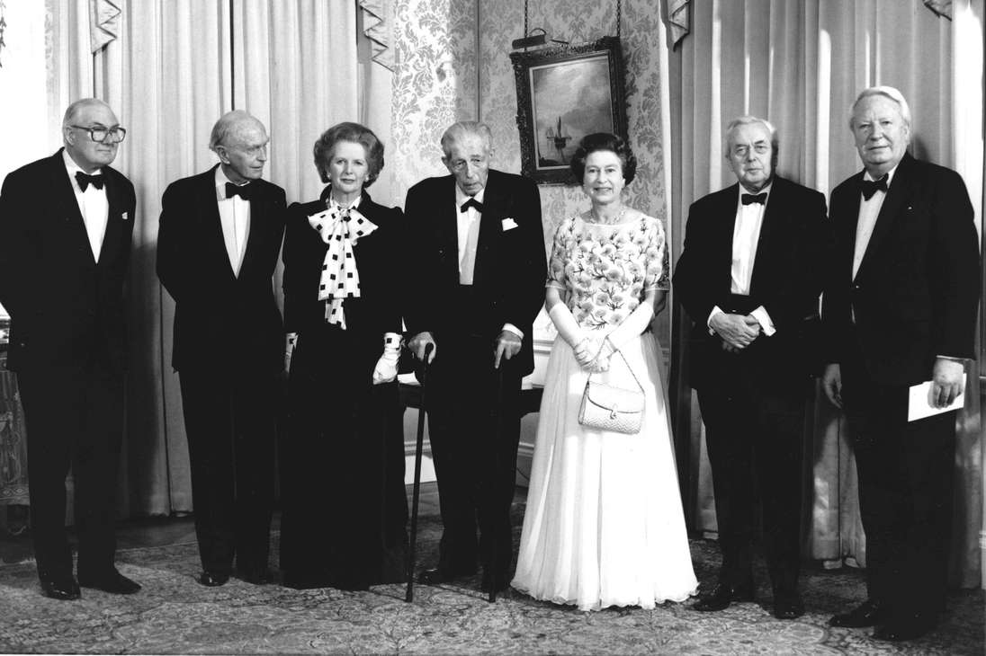 La reina Isabel II de Gran Bretaña posa con ex primeros ministros británicos en el 4 de diciembre de 1985, para celebrar el 250 aniversario de la residencia londinense del primer ministro británico. De izquierda a derecha: James Callaghan (1976-979); Sir Alec Douglas-Home (1963-1964); Margaret Thatcher (1979-1990); Harold Macmillan (1957-1963); Reina Elizabeth II; Harold Wilson (1964-1970) (1974-1976); y Edward Heath (1970-1974).