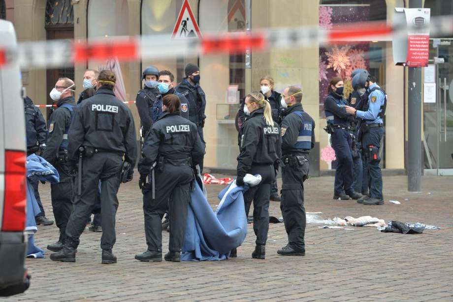 La policía llega a la zona en donde un conductor arrolló a varios peatones en Alemania.