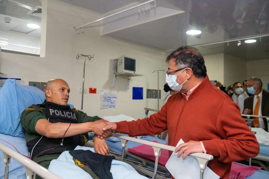 Tras su visita a los policías heridos Petro afirmó que todos “se encuentran estables y en valoración por medicina general".