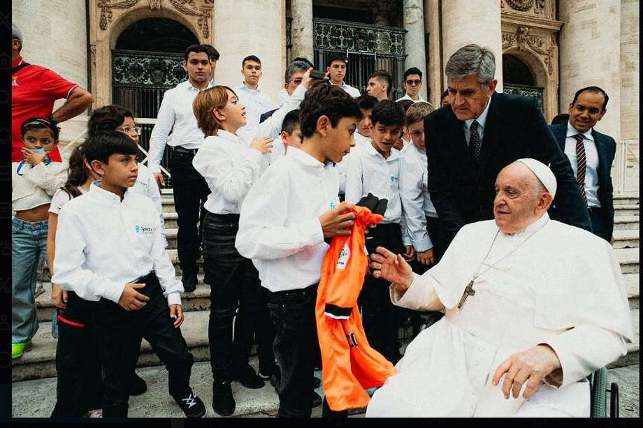 En redes sociales Envigado FC compartió el encuentro entre el papa Francisco y el niño Félix González.