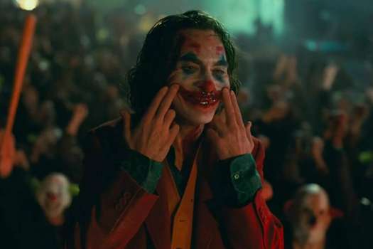 El actor Joaquin Phoenix en una de las escenas memorables de la película "Joker".  / Cortesía Warner Bros