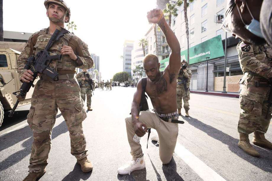 Un manifestante con un tatuaje de Malcolm X participa en las protestas contra el racismo en Los Angeles, California.