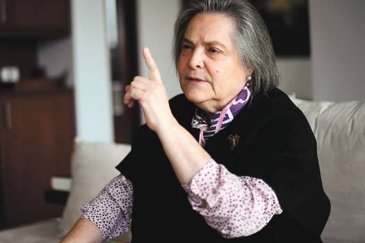 Clara Lopez Ex López, de 72 años, arrancó en el Partido Liberal y después saltó al Nuevo Liberalismo, la UP y el Polo. En el libro “Rebelde con causa” (Planeta), López es descrita como una izquierdista moderada, en contra de la injusticia y la inequidad.