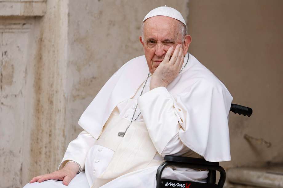 El papa Francisco ha tenido problemas de salud y de movilidad que lo han llevado a transportarse en ocasiones en silla de ruedas.