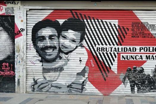 Graffiti en el centro de Bogotá con la imagen de Yuri Neira (izquierda) y Nicolás Neira (derecha), quien murió el 1° de mayo de 2005 tras ser alcanzado por un proyectil del armamento del Esmad