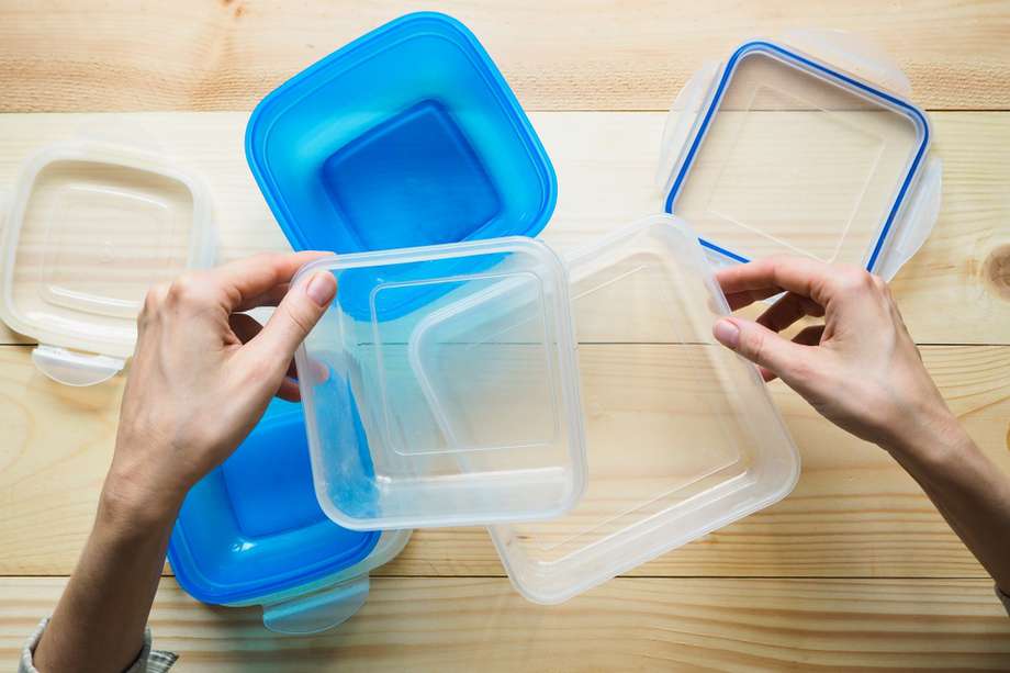 Elimina las manchas a tus recipientes de plástico con este tip