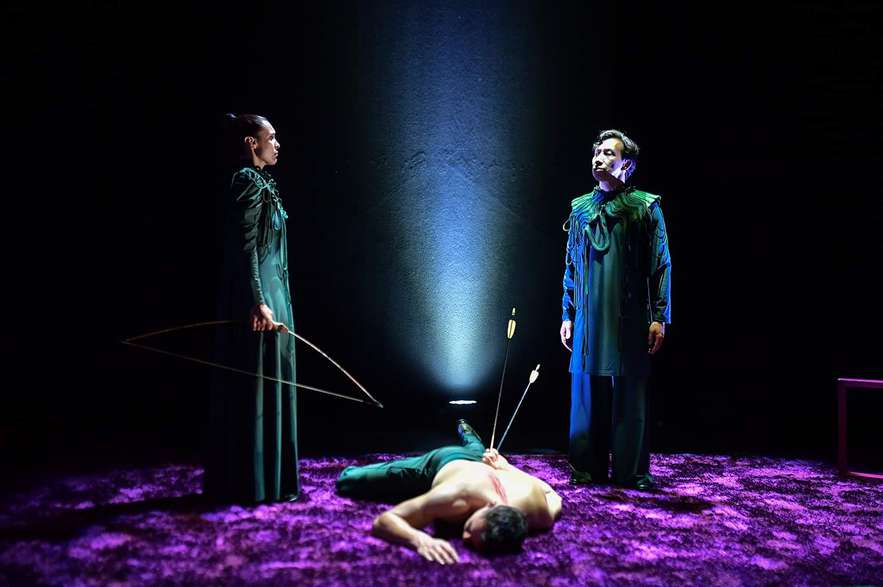 Escena final de “Yo salvaje”, en donde “Maximiliano”, uno de los personajes de la obra, es asesinado por su hermana.