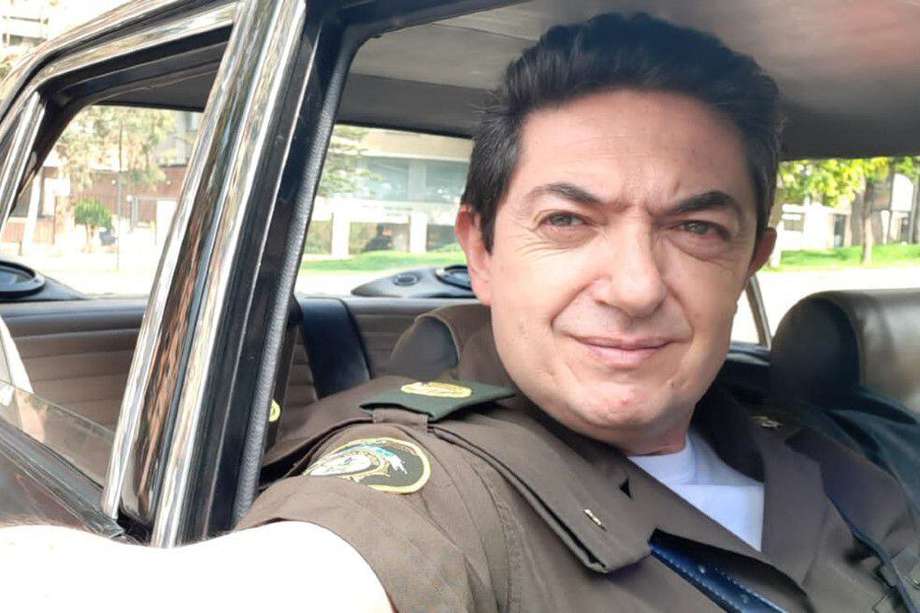 Ernesto Benjumea interpretando al policía Mauricio Tirado en "El cartel de los sapos: El origen".