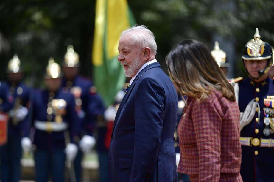 Lula da Silva, presidente de Brasil, en la Casa de Nariño, en medio de los honores militares en su nombre.