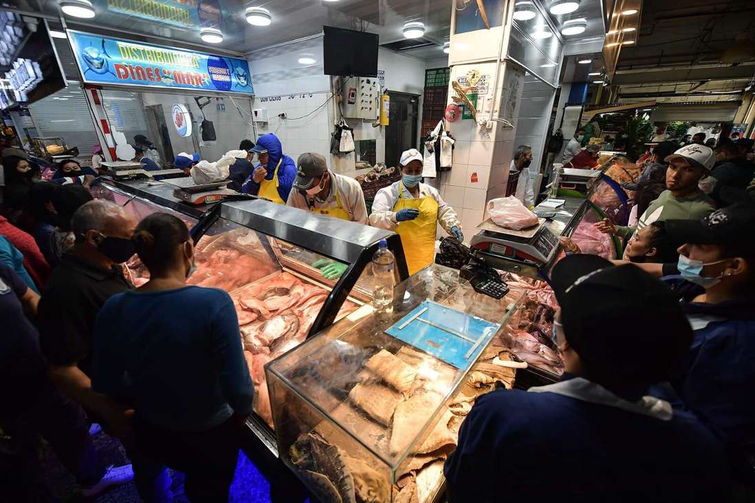 La Secretaría de Salud recomienda comprar pescado en comercios que garanticen el cumplimiento de las normas de conservación y cadena de frío.