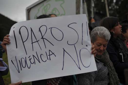 Habitantes de La Calera, protestan a favor del paro agrario al costado de la vía que de Bogotá comunica con el municipio de La Calera.