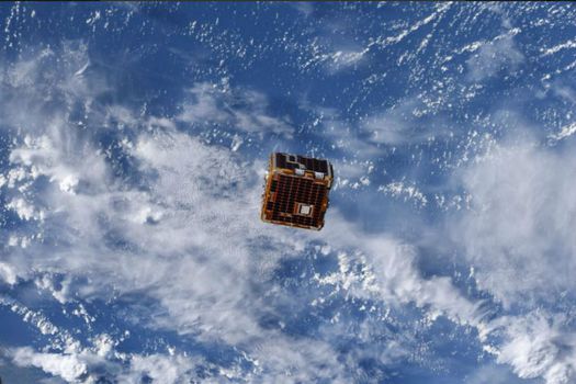 En junio pasado se lanzó el Nano Rack Remove Debris, un dispositivo destinado a limpiar los restos que distintas misiones espaciales han dejado a su paso, y así evitar que satélites de monitoreo ambiental sean colisionados. / Ricky Arnold/Estación Espacial Internacional-NASA