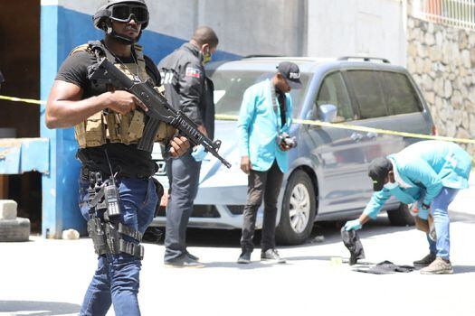 Quince colombianos y dos estadounidenses de origen haitiano fueron arrestados y están bajo la custodia, mientras que otros tres colombianos fueron abatidos en tiroteos con las fuerzas de seguridad.

