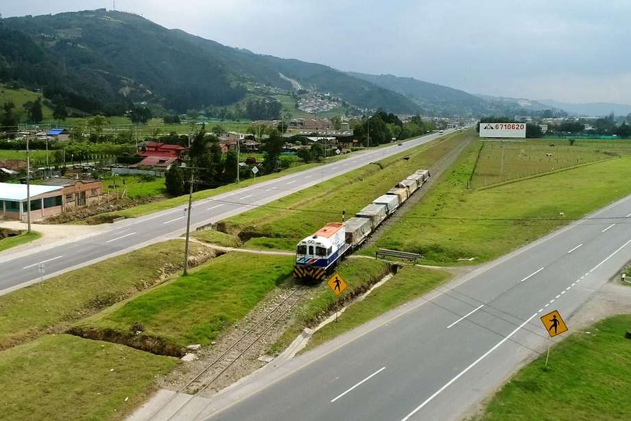 En la vía férrea Bogotá-Belencito se invertirán $1,5 billones. 