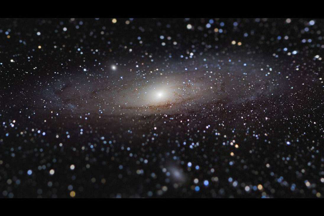 Categoría general de galaxias: la galaxia de Andrómeda está a 2 millones de años luz de distancia. Para obtener el efecto de cambio de inclinación, el fotógrafo imprimió en 3D una parte para sostener la cámara en ángulo en el enfoque del telescopio.