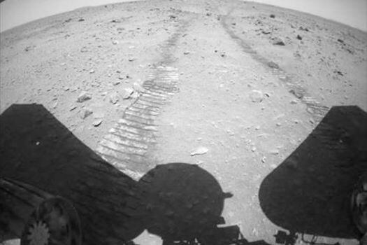 Rover Zhurong conduciendo en Marte