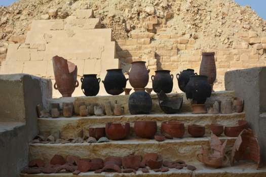 Vasijas del taller de embalsamamiento halladas en la necrópolis de Saqqara, al sur de El Cairo. Se cree que este antiguo cementerio egipcio, descubierto en 2016, fue usado desde al menos el año 2.900 a. C., es decir, hace casi 5000 años. 