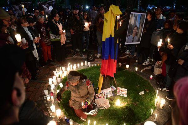 Con un círculo de velas, un retrato y una bandera de Colombia, los participantes pidieron justicia para su caso. / Foto: Gustavo Torrijos Zuluaga
