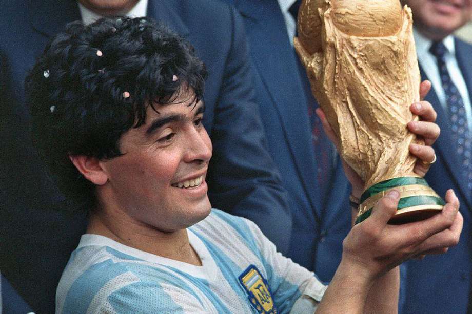 Diego Maradona en la cúspide del fútbol al levantar la Copa Mundo de México 86. 