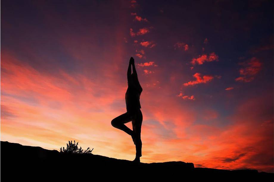 El yoga o alguna otra practica de meditación te ayudarán a concentrarte, relajar el cuerpo y calmar los pensamientos. En YouTube encuentras varios videos para iniciarte en el tema.