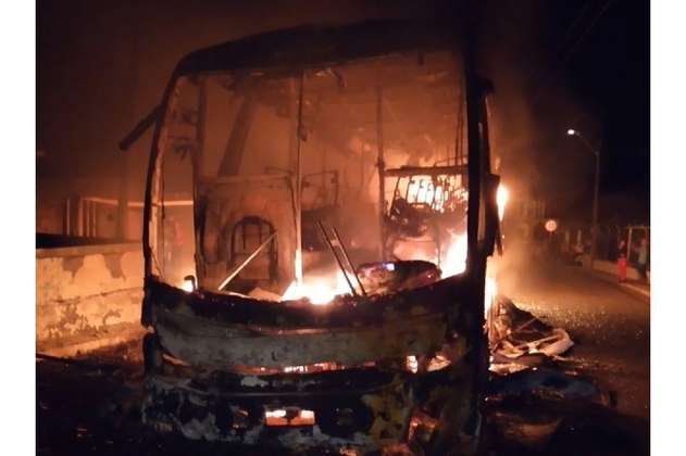 Hombres armados quemaron bus en Valdivia, Antioquia