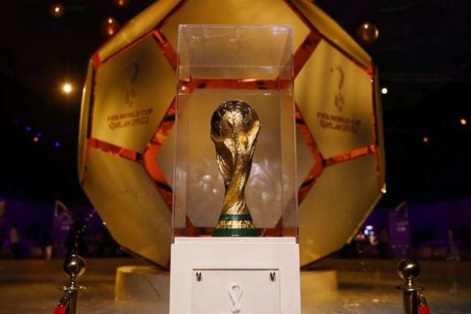 El trofeo de la Copa del Mundo durante el sorteo de Catar 2022 // FIFA.