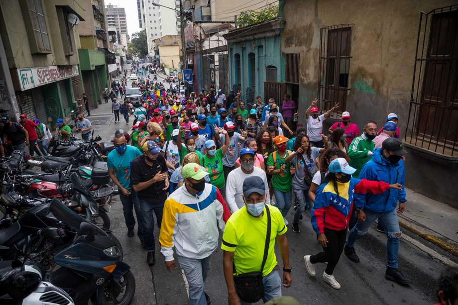 Manifestantes durante evento de campaña en Venezuela.