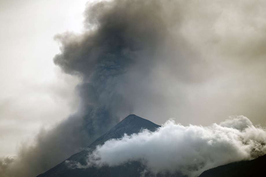 El volcán de Fuego, de 3.763 metros de altura, está ubicado 35 km al suroeste de Ciudad de Guatemala.