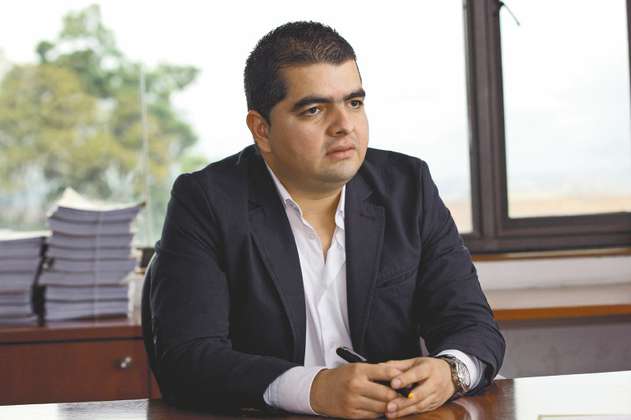 Julián Bedoya es responsable de obtener con ventajas su título de abogado