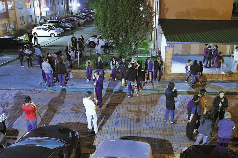 Vecinos armados con palos y armas en Bgotá durante la noche del 22 de noviembre. /José Vargas