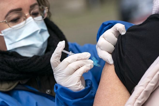 Más de 50 vacunas contra el coronavirus están siendo probadas en humanos.