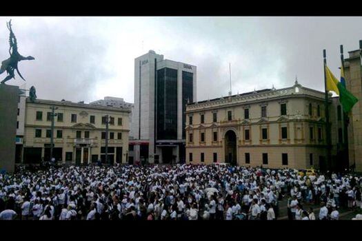 Miles de seguidores del Mira se congregaron en la Plaza de Bolívar de Manizales