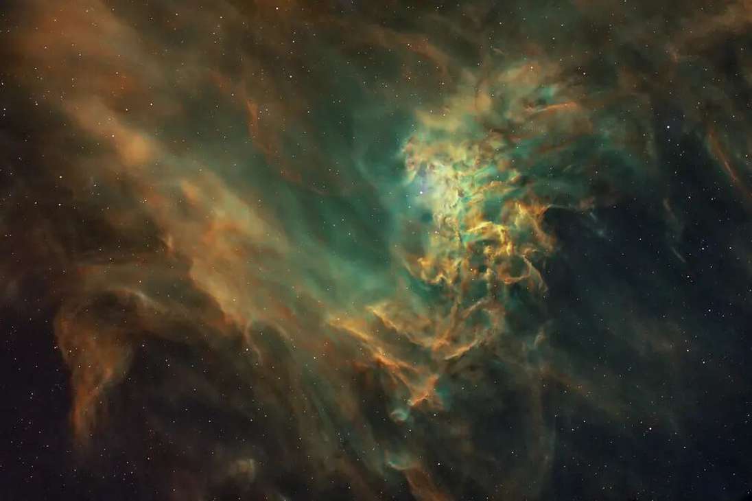 La Nebulosa de la Estrella Llameante (IC 405, SH 2-229 o Caldwell 31) es una nebulosa de emisión y reflexión en la constelación de Auriga, a unos 1.500 años luz de la Tierra, y tiene unos 5 años luz de diámetro.
