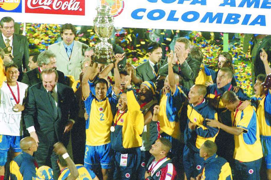 Iván Ramiro Córdoba levanta el trofeo de campeón de la Copa América 2001, en el estadio El Campín de Bogotá.