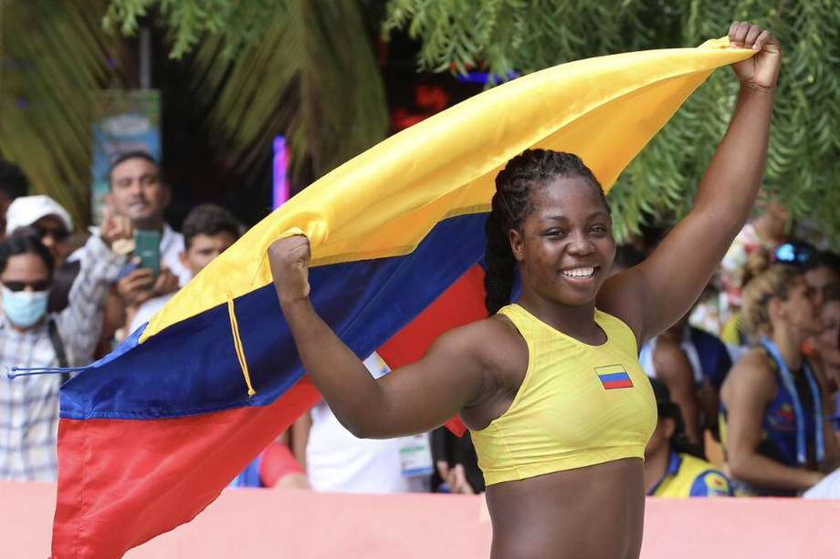 La colombiana Tatiana Rentería se colgó, en la categoría de +70 kilogramos, la medalla de oro en la lucha de playa.