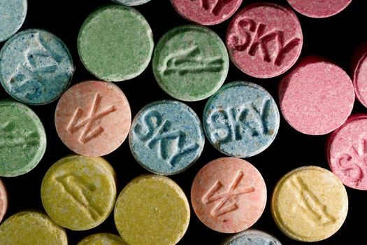 Pastillas de MDMA decomisadas por la DEA. / Wikipedia