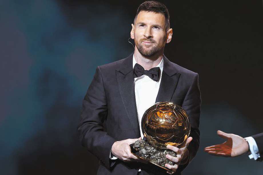 El futbolista argentino Lionel Messi, de 36 años, posa con el Balón de Oro en la ceremonia organizada por France Football en París, Francia.
