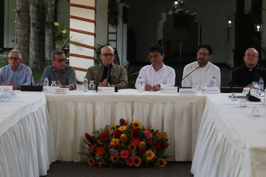 Desde Venezuela, el gobierno colombiano, representado por el comisionado Danilo Rueda, y el Eln anunciaron la reanudación de las negociaciones de paz. 
