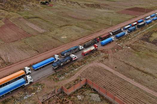 Fotografía de camiones de alto tonelaje que no pueden hacer el tránsito internacional por las protestas en Perú, el 17 de enero de 2022, en la población de Desaguadero, en la frontera entre Perú y Bolivia.