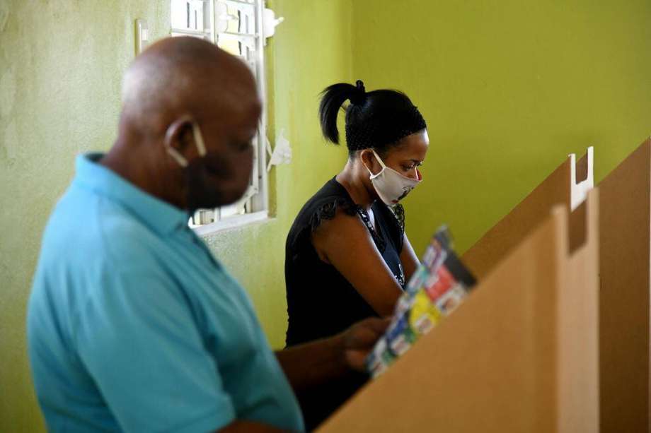La gente vota en un colegio electoral durante las elecciones generales en Santo Domingo, el 5 de julio de 2020, en medio de la pandemia de coronavirus. / AFP