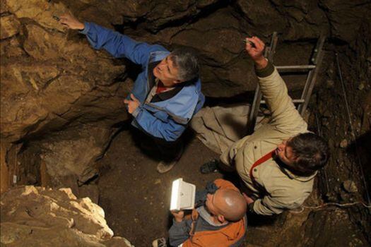 Los investigadores en la cueva de Denisova, en Rusia, donde fue encontrado el hueso examinado. 
 / Agencia Sinc - S. Pääbo et al.-Nature/PAET SB RAS, Sergei Zelensky