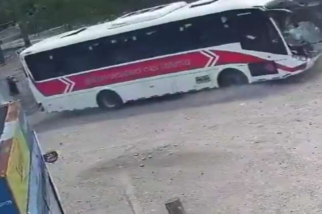 Revelan video del accidente en el que colisionaron dos buses en Caldas