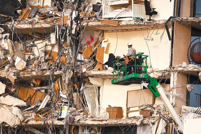 El edificio de 12 pisos colapsado en Florida se estaba hundiendo desde la década de 1990, según una investigación. / AFP