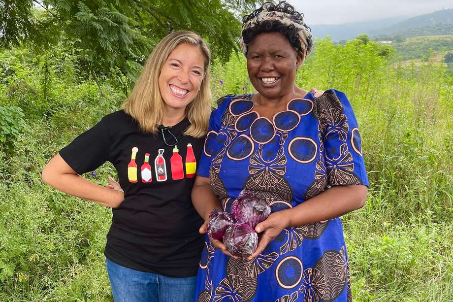 Ella es Claudia Castellanos y Sibongile Mamba, creadora y colaboradora de Black Mamba, una marca de salsas picantes en África.