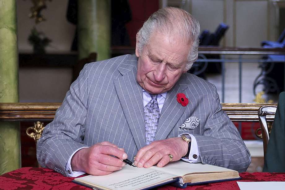 Se dice que el rey Carlos III no va a ningún lugar sin su anillo. Lo tiene hace más de 50 años.