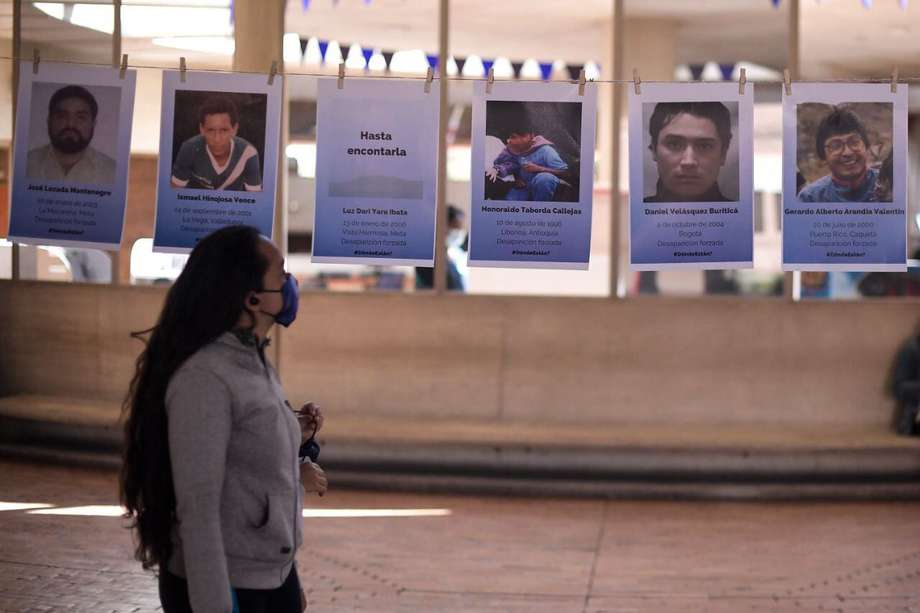 Con estas imágenes, expuestas a la salida del auditorio donde se llevó a cabo la audiencia pública de reconocimiento de los ex-Farc, las víctimas recordaron a las personas que sufrieron el secuestro y la desaparición.