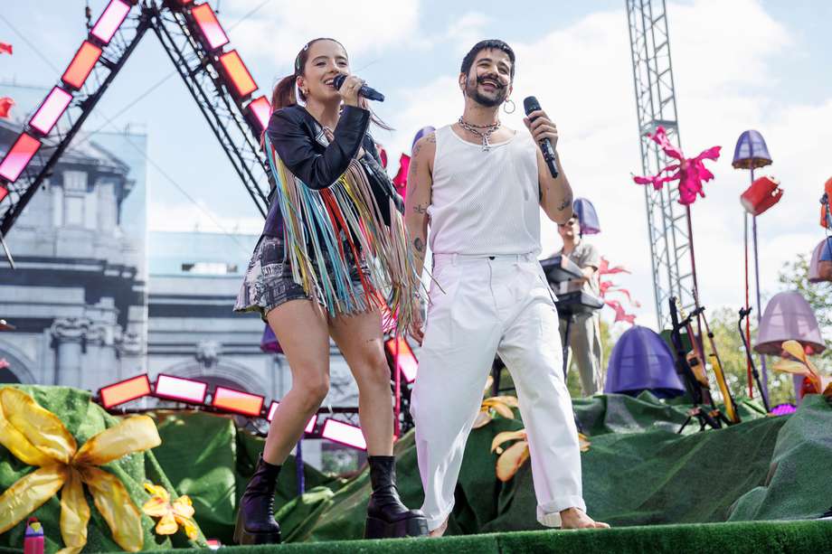 El músico colombiano Camilo y su esposa, la también cantante Evaluna durante su concierto en la Puerta de Alcalá en Madrid. EFE/Rodrigo Jiménez