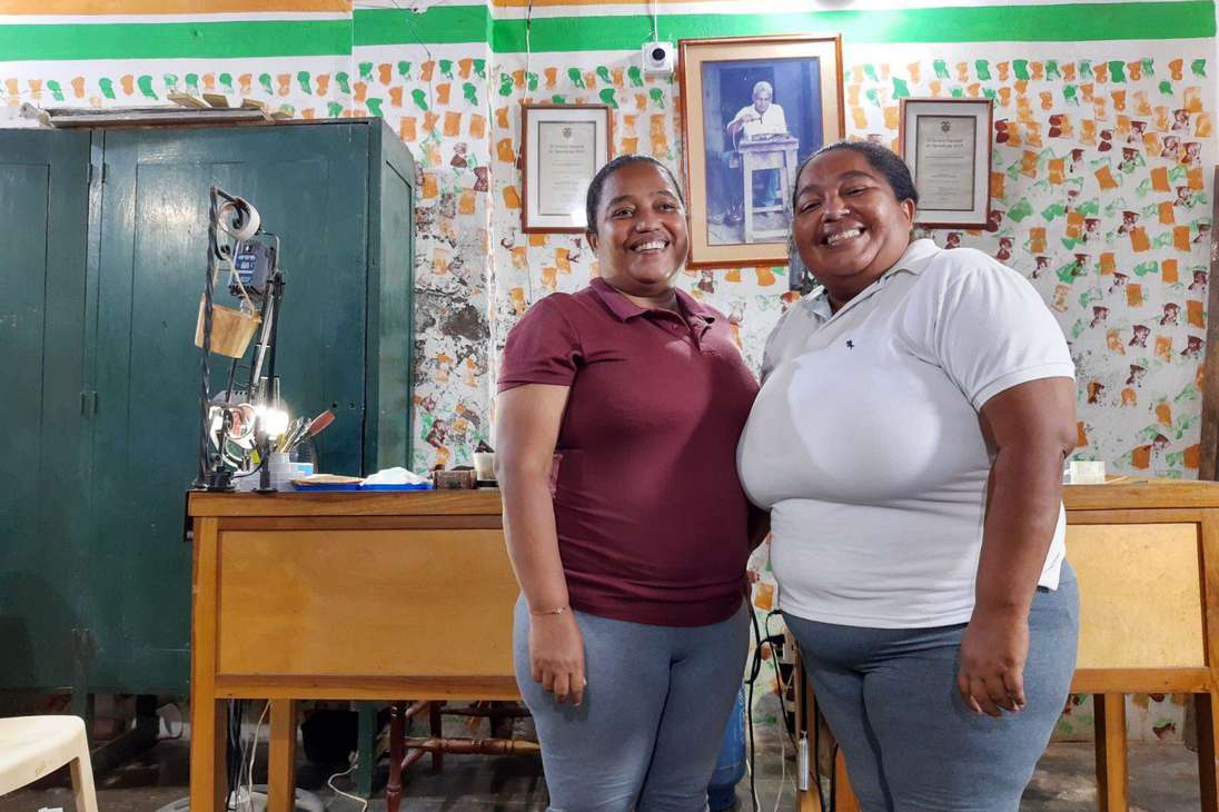 La filigrana es una técnica orfebre, utilizada en la joyería artesanal, muy tradicional en Mompox. Algunas de las artistas son las hermanas Liliana y Lida Herrera, del Taller de Joyería L & L.